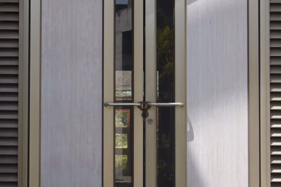 Full-view glass and aluminum door