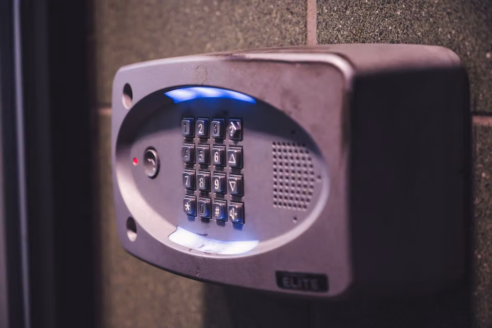 Illuminated keyless entry keypad